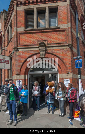 London, UK. 30. April 2016. Aktivisten in Upper Norwood Bibliothek gegen das Ende dieses wichtigen öffentlichen Dienstleistung Nachfrage Lambeth Rates Schrott seinen zerstörerischen Plan zehn Bibliotheken zu schließen. Grüne Partei Referent an dem Protest. Peter Marshall/Alamy Live-Nachrichten Stockfoto