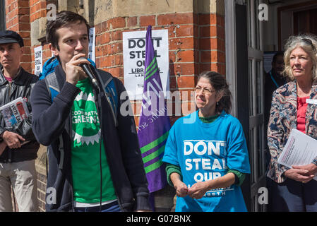 London, UK. 30. April 2016. Aktivisten in Upper Norwood Bibliothek gegen das Ende dieses wichtigen öffentlichen Dienstleistung Nachfrage Lambeth Rates Schrott seinen zerstörerischen Plan zehn Bibliotheken zu schließen. Grüne Partei Referent an dem Protest. Peter Marshall/Alamy Live-Nachrichten Stockfoto