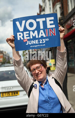 Nord-London, 30. April 2016 - Campaigner hält ein Wahlplakat. Aktivisten für Großbritannien stärker In Europa in Harringay, North London. Bildnachweis: Dinendra Haria/Alamy Live-Nachrichten Stockfoto