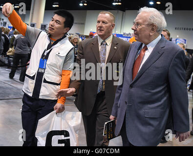 Omaha, USA. 29. April 2016. Warren Buffett (R) Spaziergänge in der Ausstellungshalle der Hauptversammlung von Berkshire Hathaway in Omaha, Nebraska, USA, 29. April 2016. Warren Buffett Berkshire Hathaway Chairman und Chief Executive, sagte hier am Samstag, das seine Firma "gut tun" weiterhin egal wer die US-Präsidentschaftswahl 2016 gewinnt. Bildnachweis: Bao Dandan/Xinhua/Alamy Live-Nachrichten Stockfoto