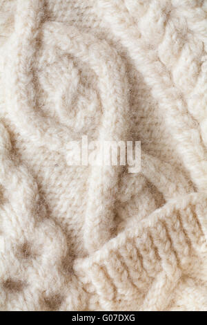 Detail des Aran gestrickten Zopfmuster auf Strickjacke Stockfoto