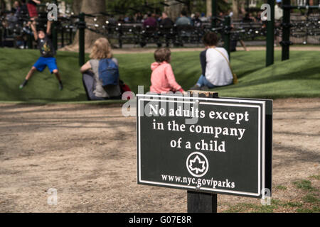 Keine Erwachsenen außer in der Gesellschaft von einem Kind Zeichen, Spielplatz, Washington Square Park, NYC, USA Stockfoto