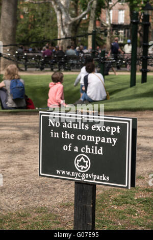 Keine Erwachsenen außer in der Gesellschaft von einem Kind Zeichen, Spielplatz, Washington Square Park, NYC, USA Stockfoto