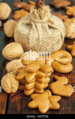 Lebkuchen und Walnüsse auf ein alter Tisch platziert Stockfoto