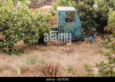 LKW In den Wald Santorini Griechenland verlassen Stockfoto
