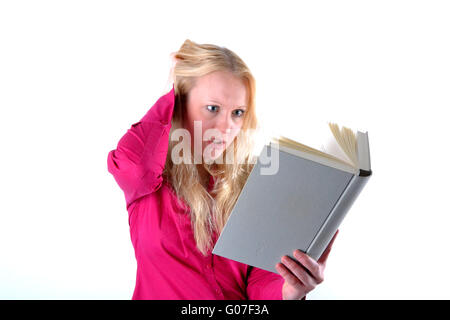 Junge blonde Frau, die durch das Lesen gestört ist Stockfoto
