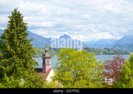 Mit Blick auf die Kirche auf dem Vierwaldstättersee in der Schweiz. Stockfoto