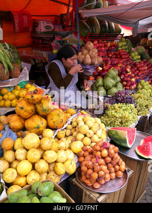 Frauen im Verkauf von Obst und Gemüse Sucre Bolivien Stockfoto