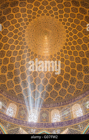 Sheikh Lotfollah-Moschee am Naqhsh-e Jahan Quadrat in Isfahan, Iran. Innenansicht Stockfoto