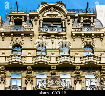 Typische spanische Balkone auf imposante altes Gebäude in Barcelona, Spanien Stockfoto