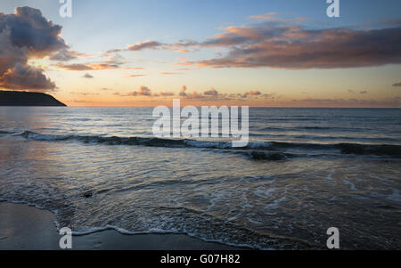 Sonnenuntergang am Strand von Tresaith an der walisischen Küste Stockfoto