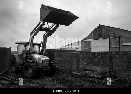 Ein Traktor mit Frontlader angehoben untätig auf einer hochgelegenen Schaffarm in der Grafschaft Durham Stockfoto