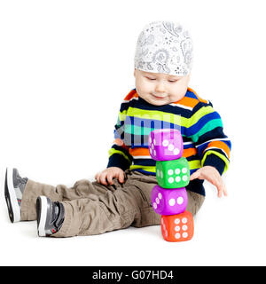 Baby spielt mit Spielzeug auf weißem Hintergrund. Stockfoto