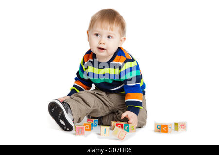 Baby spielt mit Holzspielzeug Würfel mit Buchstaben. Stockfoto