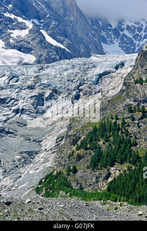 Rückzug der Gletscher im Juli 2009 im Mont Blanc-Massiv aus dem Val Veny Tal zeigt Moränen- und polierten Grundgestein gesehen Stockfoto