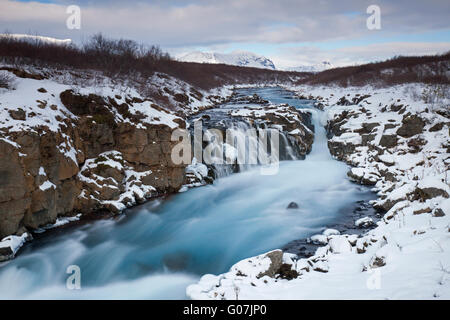 Hlauptungufoss-Wasserfall am Fluss Bruara im Winter, Suedland, Island Stockfoto