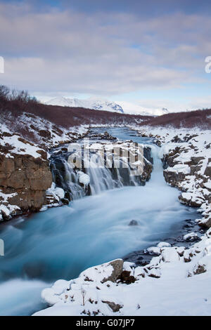 Hlauptungufoss-Wasserfall am Fluss Bruara im Winter, Suedland, Island Stockfoto