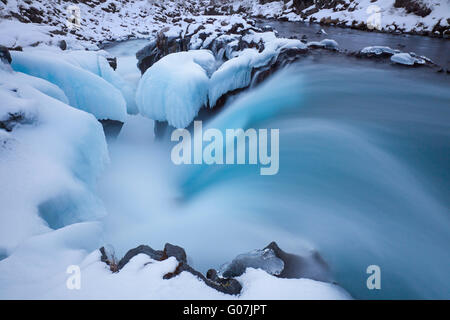 Hlauptungufoss-Wasserfall am Fluss Bruara im Winter, Suedland, Island Stockfoto