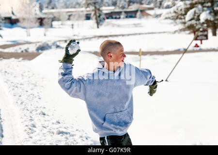 Glatze junge werfen Schneeball Stockfoto