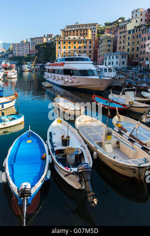 Camogli, Provinz Genua, Ligurien, Italien.  Der Fischerhafen. Stockfoto