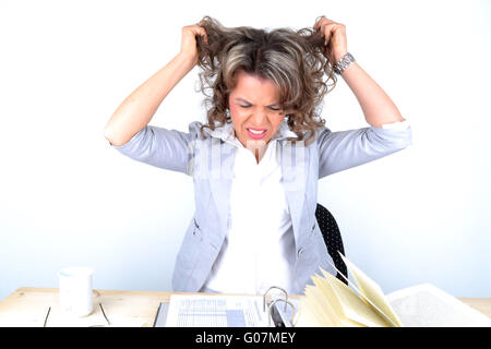Frau am Schreibtisch und Haare Stockfoto