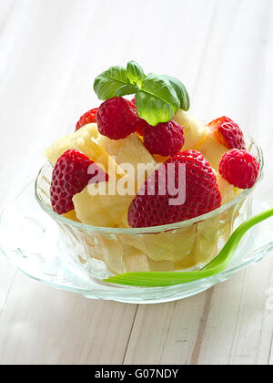 Obstsalat aus Ananas, Erdbeeren und Raspel Stockfoto