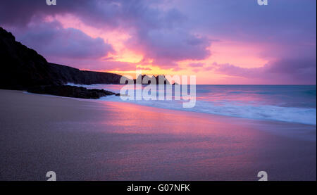 Der Blick östlich von Porthcurno Strand in Cornwall. Stockfoto