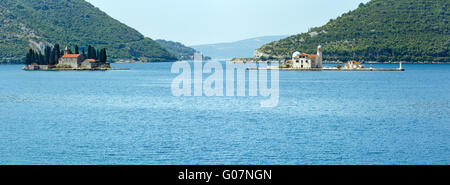 Zwei Inseln vor der Küste von Perast in Bucht von Kotor, Montenegro. Stockfoto