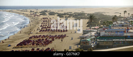 Strand von Playa del Ingles mit Sonnenschirme und Dünen Stockfoto