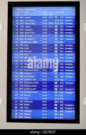 Flughafen Abflüge Information Board Stockfoto