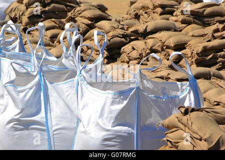 Sandsäcke auf Paletten bei Hochwasser im Jahr 2013 in Magde Stockfoto