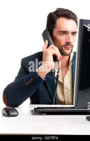 Mann auf der Suche auf A Computer-Monitor, auf dem Handy Stockfoto