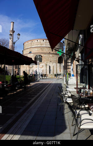 Die Rotunde Denkmal & Minarett Turm Blick von der Student Straße Caffe auf Gounari Str. Gehweg. Thessaloniki, Makedonien, Griechenland Stockfoto