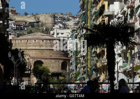 Rotunde Römerzeit Denkmal & Trigonio Turm in Ano Poli (Oberstadt) & Wohnungen. Thessaloniki, Makedonien, Griechenland. Stockfoto