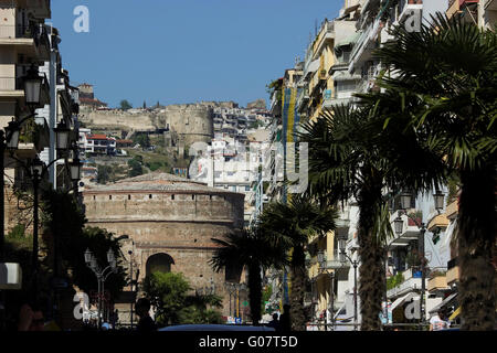 Die Rotunde Denkmal & Trigonio Turm Burg in Ano Polis (Oberstadt) Bezirk der Ferne gesehen von Navarinou Quadrat, Thessaloniki, GR Stockfoto