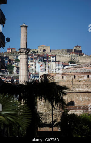 Rotunde der Kuppel, Moschee Minarett, Heptapyrgion Festung (Yedi Kule) in Ano Poli Bezirk & seine Apartments. Thessaloniki, Griechenland Stockfoto