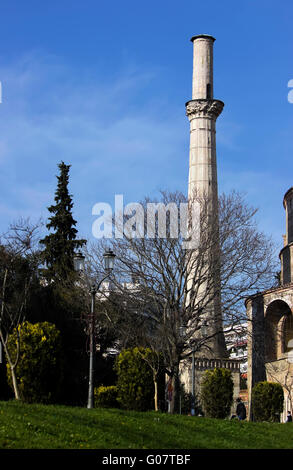 Die Rotunde Denkmal hinzugefügt post Minarett Turm Weitwinkelaufnahme, gegen blauen Himmel abgebildet. Thessaloniki, Makedonien, Griechenland Stockfoto