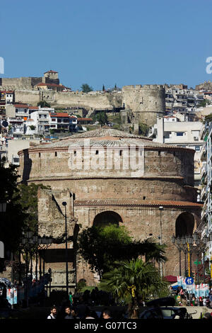 Rotunde runden Kuppel Mauerwerk & zinnenbewehrten Turm Wände des Trigonio (in der Oberstadt) von Gounari Street.Thessaloniki gesehen, Stockfoto