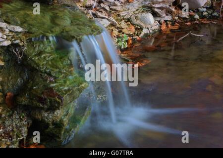 Kansas-Wasserfall hautnah mit verlassen des Stockfoto