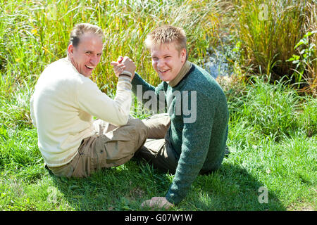 Der Vater mit dem Sohn sind dabei, eine armwrest Stockfoto