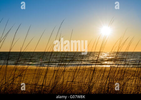 Ein Bild von einem schönen Sonnenaufgang eingefangen in Virginia Beach. Stockfoto