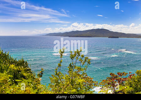 Jamaika. Das Meer in den sonnigen Tag und die Berge. Stockfoto