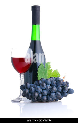 Flasche und Glas Rotwein mit Trauben Niederlassung isoliert Stockfoto