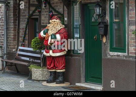 ein Weihnachtsmann steht neben dem Eingang eine res Stockfoto