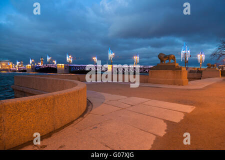 Löwen am Admiralty Ufer der Newa und das Palace Bridge in St. Petersburg Stockfoto