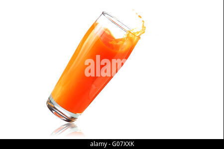 Großes Glas Orangensaft umfallen Stockfoto