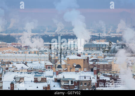 Rauch und Dampf erhitzen Kesselräumen. Blick auf östlich von St. Isaac Cathedral an einem frostigen Tag, St. Petersburg, Russland Stockfoto