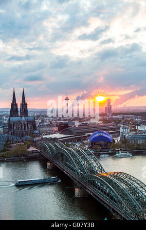 Kölner Dom, Rhein, Eisenbahnbrücke Hohenzollern, Skyline, Sonnenuntergang, alte Stadt, Stadtansicht, Stockfoto