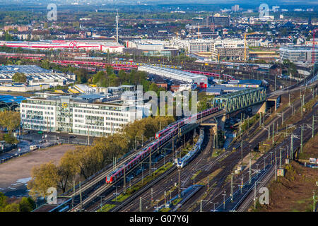 Koelnmesse und den Bahnhof Deutz in Köln Deutz Stockfoto