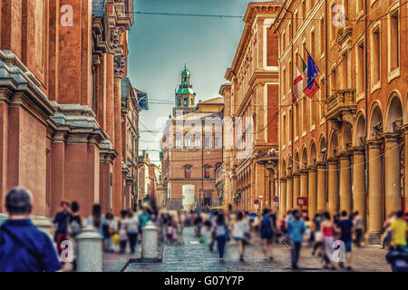 Moderne und alte Gefühle zusammen bei einem Spaziergang durch die typischen Gassen, Arkaden und alten Gebäuden des historischen Zentrum von Bologna im Norden Italiens Stockfoto